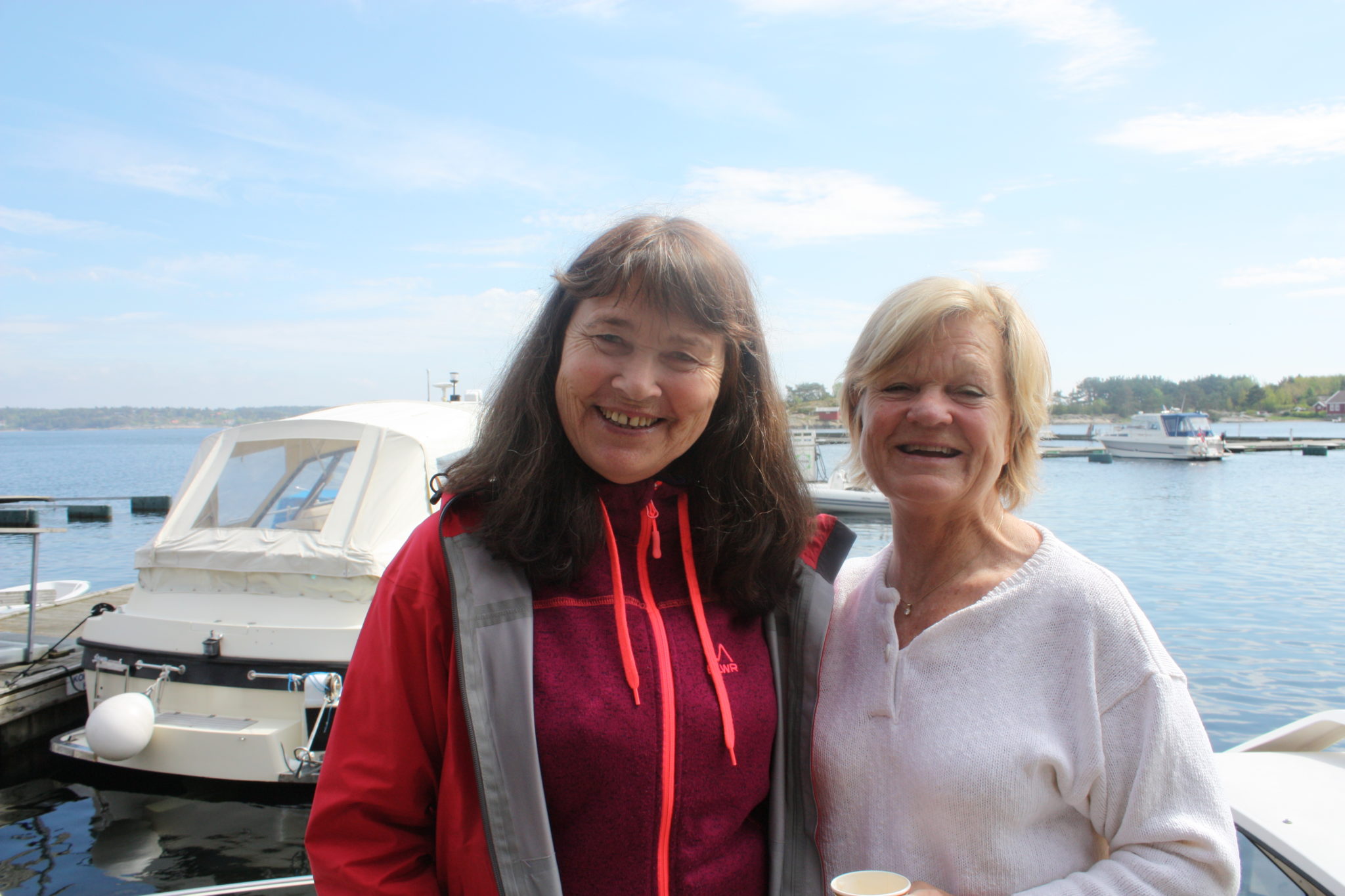 Merete og Anne Sofie Blakstad har hytte på Viker, Asmaløy og skal åpne hytta for sesongen. Det feirer de med en is på Skjærhalden.