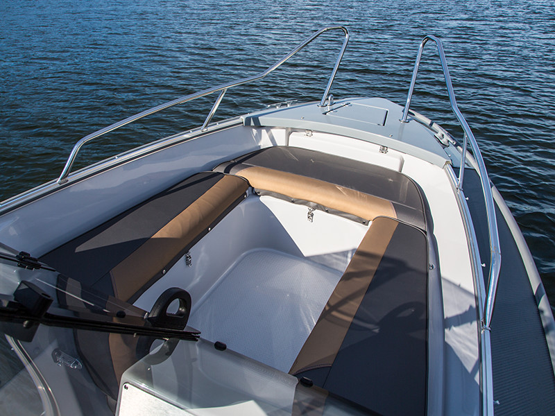 Silver Hawk 540 BR - detaljbilde. Godt med sitteplasser i bauen. Silver Hawk 540 BR - detaljbilde. Godt med sitteplasser i bauen.